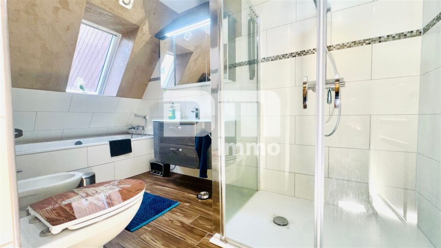 Wohn Gewerbe Ensemble mit 6 neuwertigen Apartments + Restaurant in Traumlage - OG2 Maisonette 6 / Bad / Dusche + Bidet